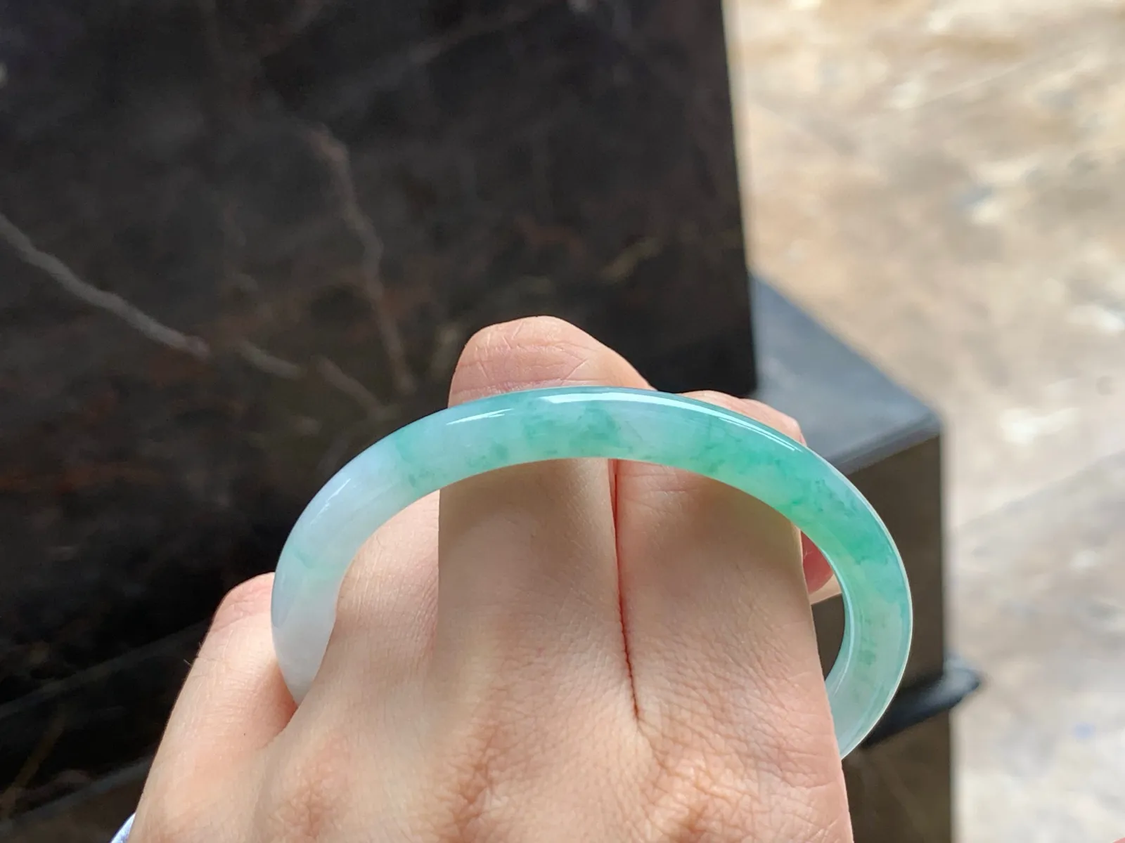 飘花细圆条手镯
水润清爽 55.4/7mm