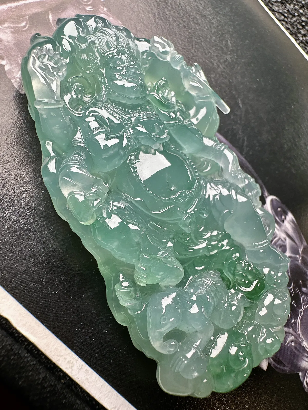 【高冰种天空蓝黄财神】飘绿色泽，名师工艺，珍藏品质。很厚装很大件，颜色浓郁纯正。