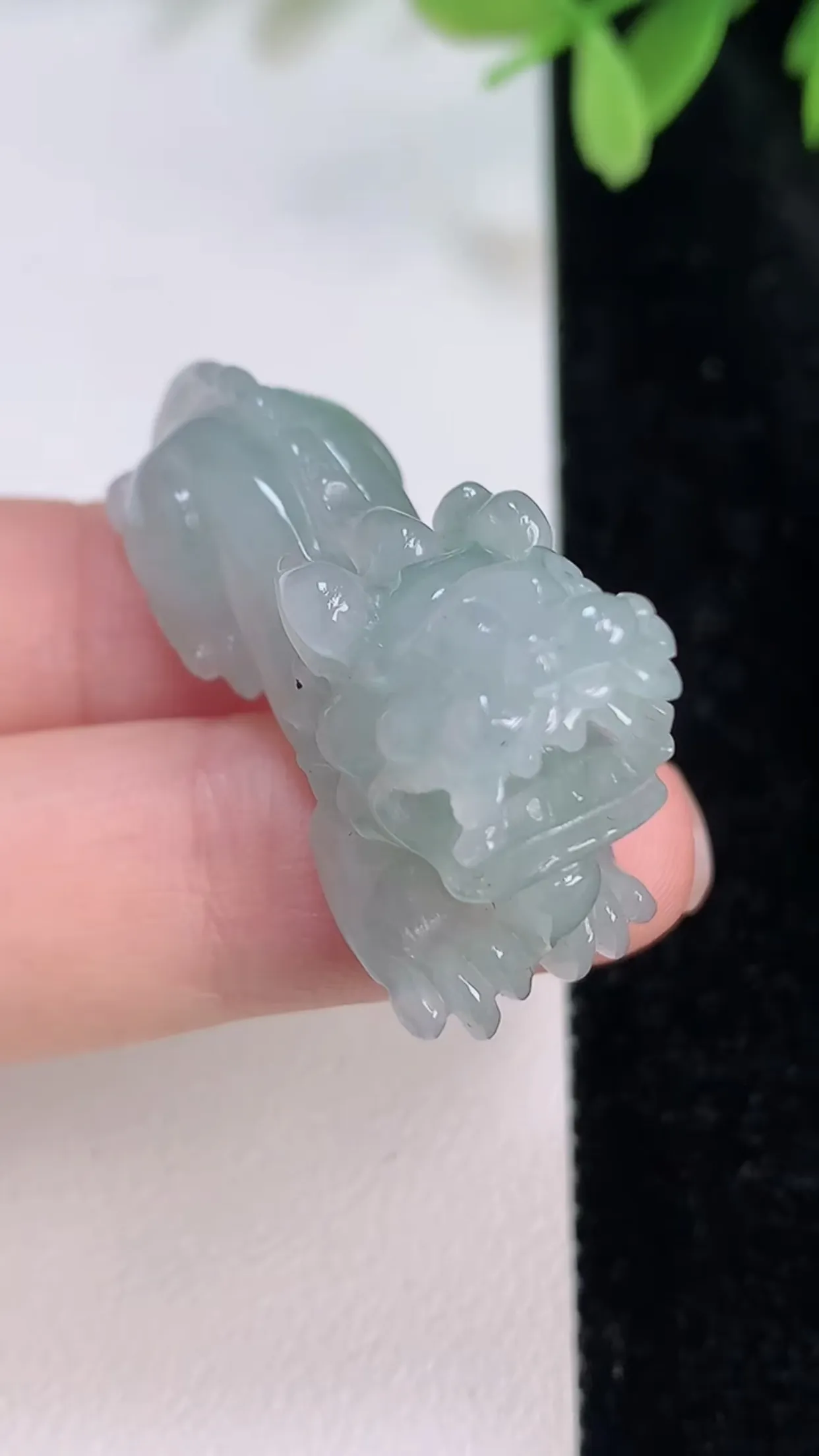 缅甸天然翡翠a货 老坑料起胶冰润 浅绿招财霸气貔貅吊坠，尺寸36.2-13.6-23mm  y 13