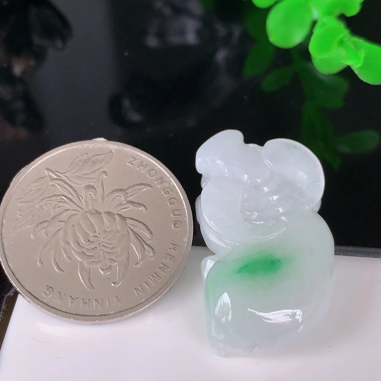 自然光实拍，冰润飘绿生肖牛气冲天翡翠吊坠，种老水足，雕工精湛 ，寓意美好，佩戴时尚出众！#41.10