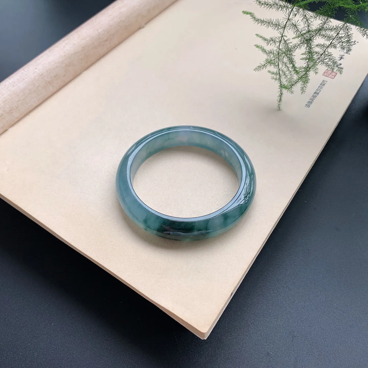 蓝底飘花正圈手镯 尺寸：55.6-12-8.5，无纹裂，水润起胶，花色浓郁
