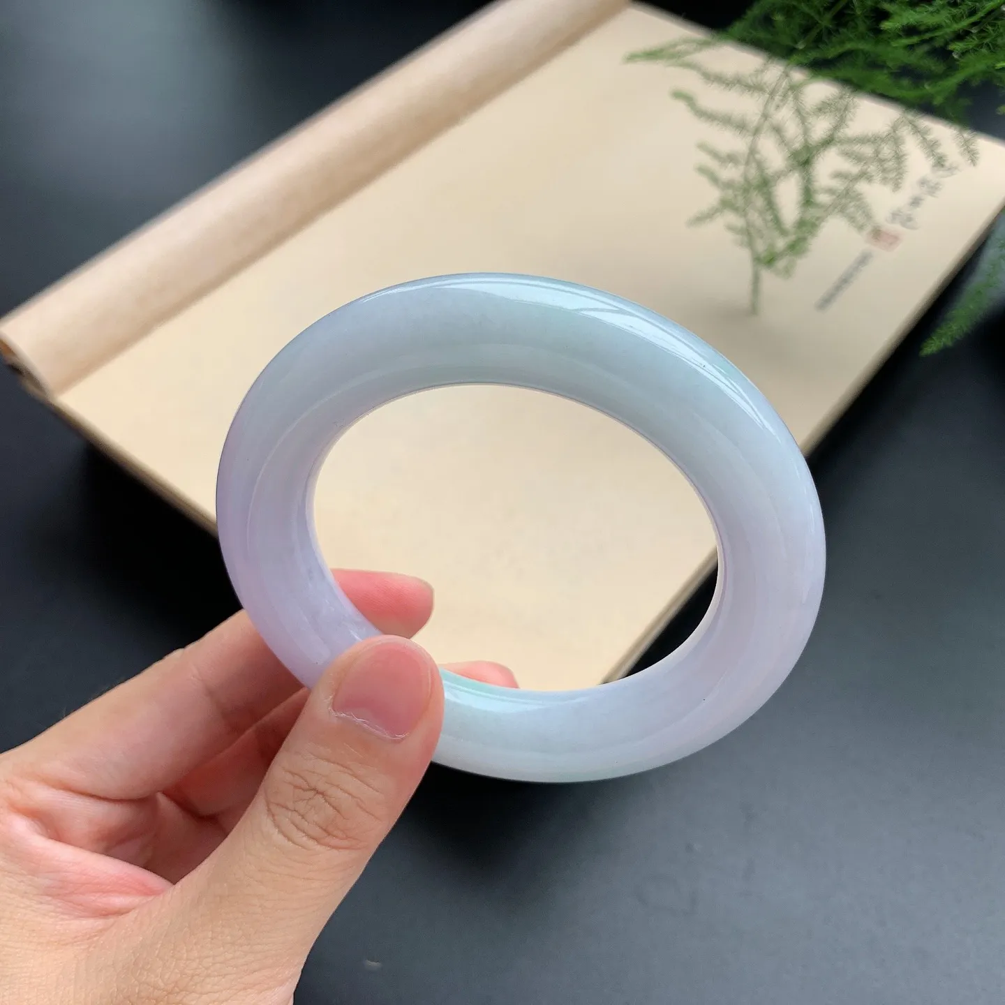紫底飘绿圆条手镯 尺寸：54.3-13-12.8，无纹裂，色泽艳丽，细腻釉洁，