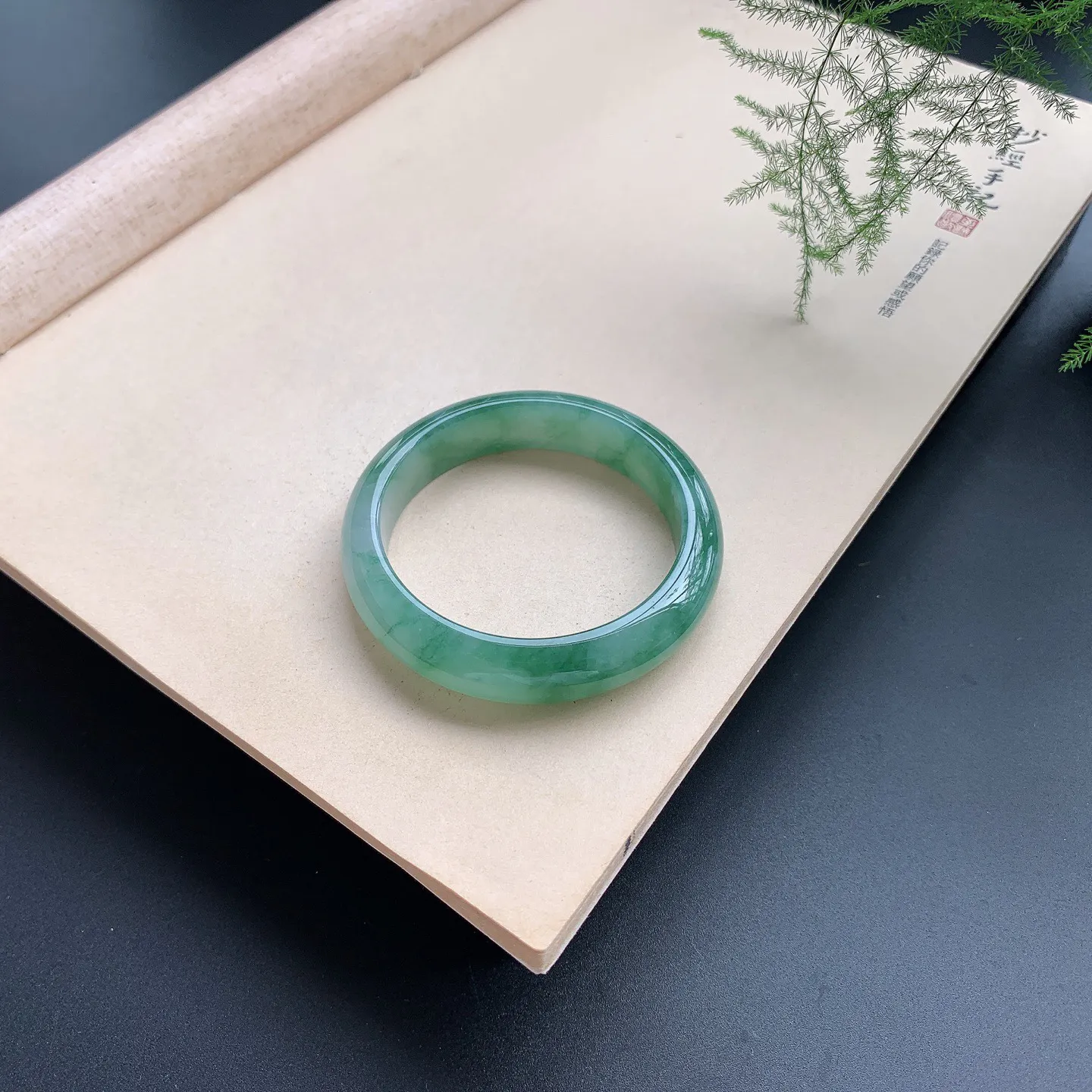 芙蓉绿正圈手镯 尺寸：50.8-12.5-7.8，无纹裂，细腻光滑，色泽靓丽，