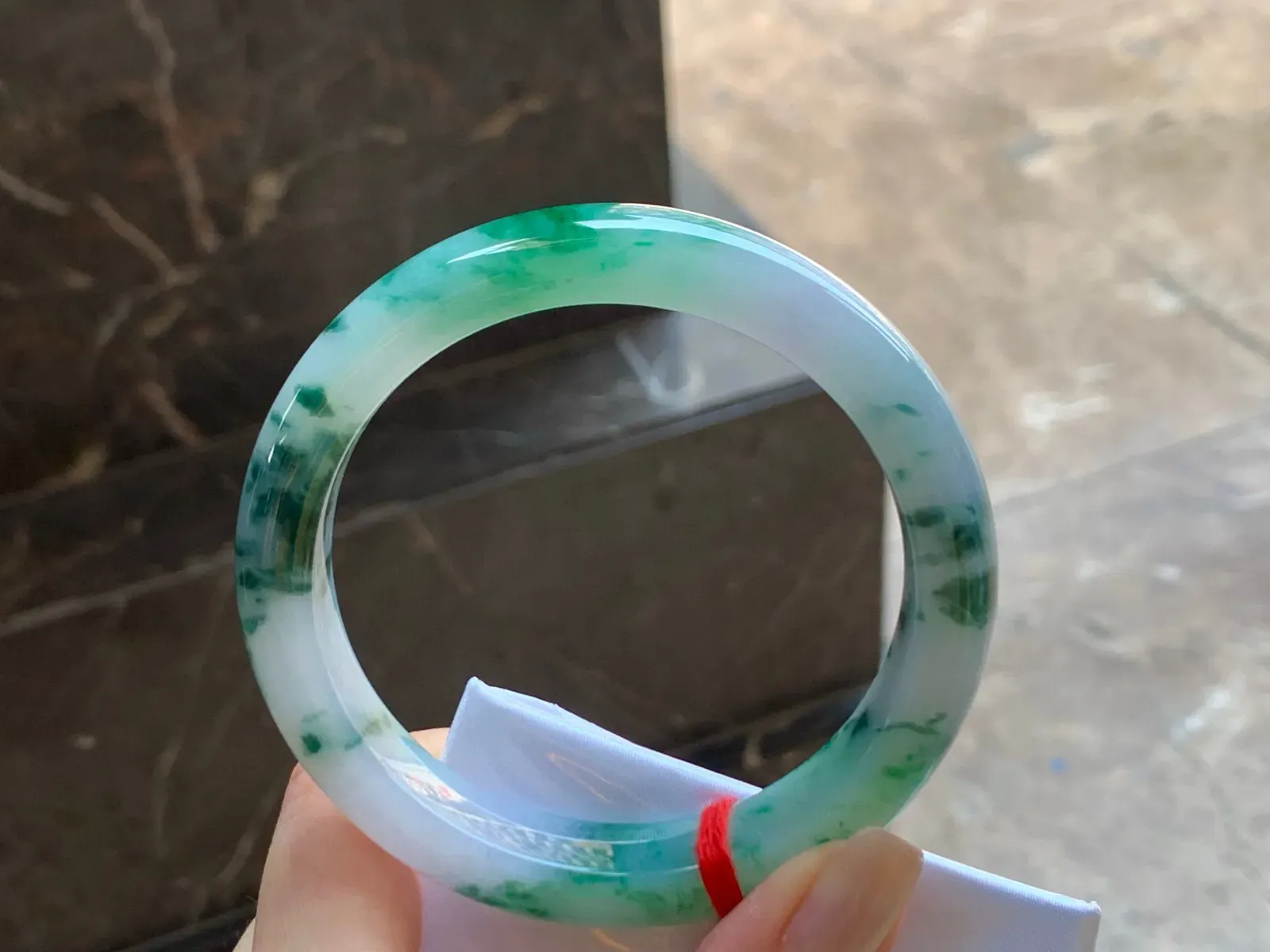 色花大圈手镯
玉质细腻 59.6/12/9.2mm