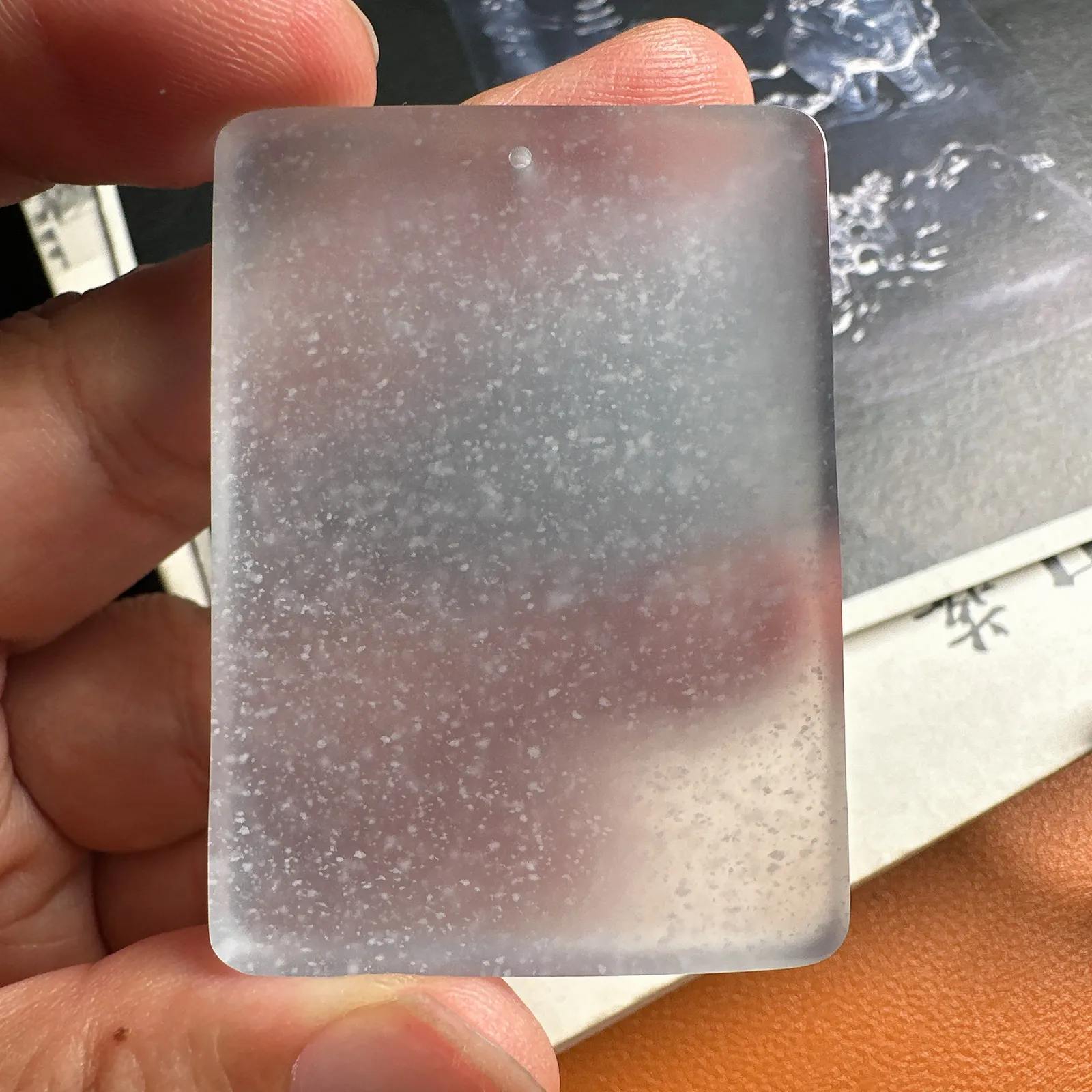 老坑料无事牌，接近玻璃种的雪花棉无事牌，牌型非常好，通透起光，佩戴佳品。