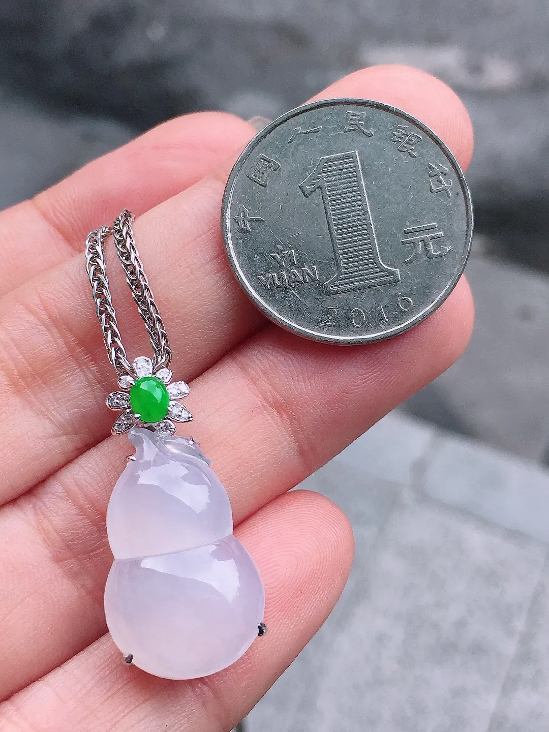 冰种葫芦吊坠，玉质细腻，荧光感超
强，饱满圆润，气质满满。18k
金豪华镶嵌