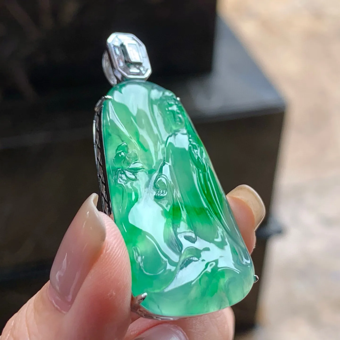 冰种带色自在观音
种老 真金镶嵌