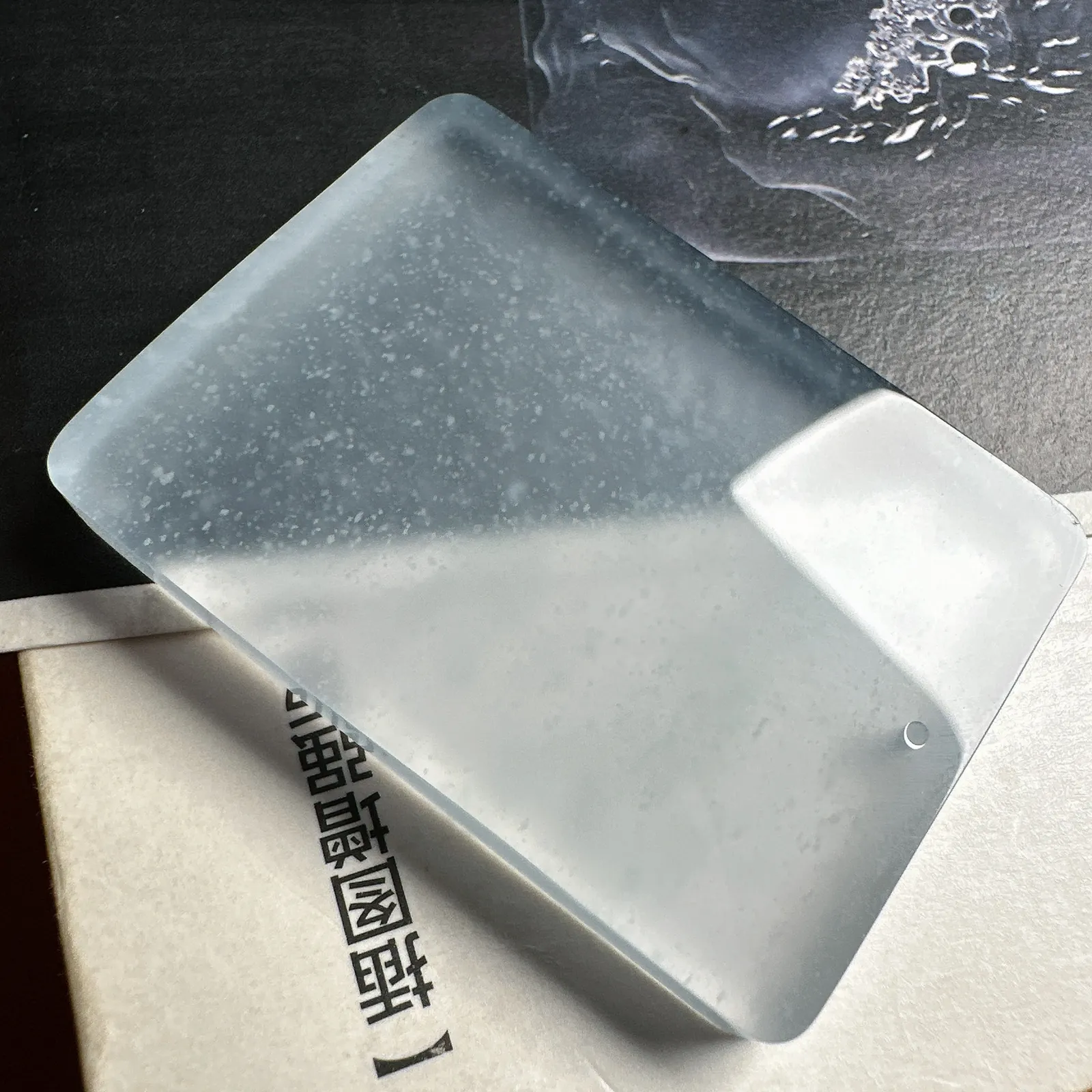 老坑料无事牌，接近玻璃种的雪花棉无事牌，牌型非常好，通透起光，佩戴佳品。