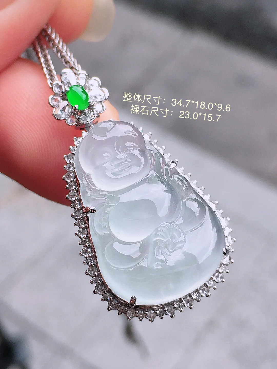 冰种宝宝佛吊坠，玉质细腻，荧光感超
强，饱满圆润，气质满满。18k
金豪华镶嵌
