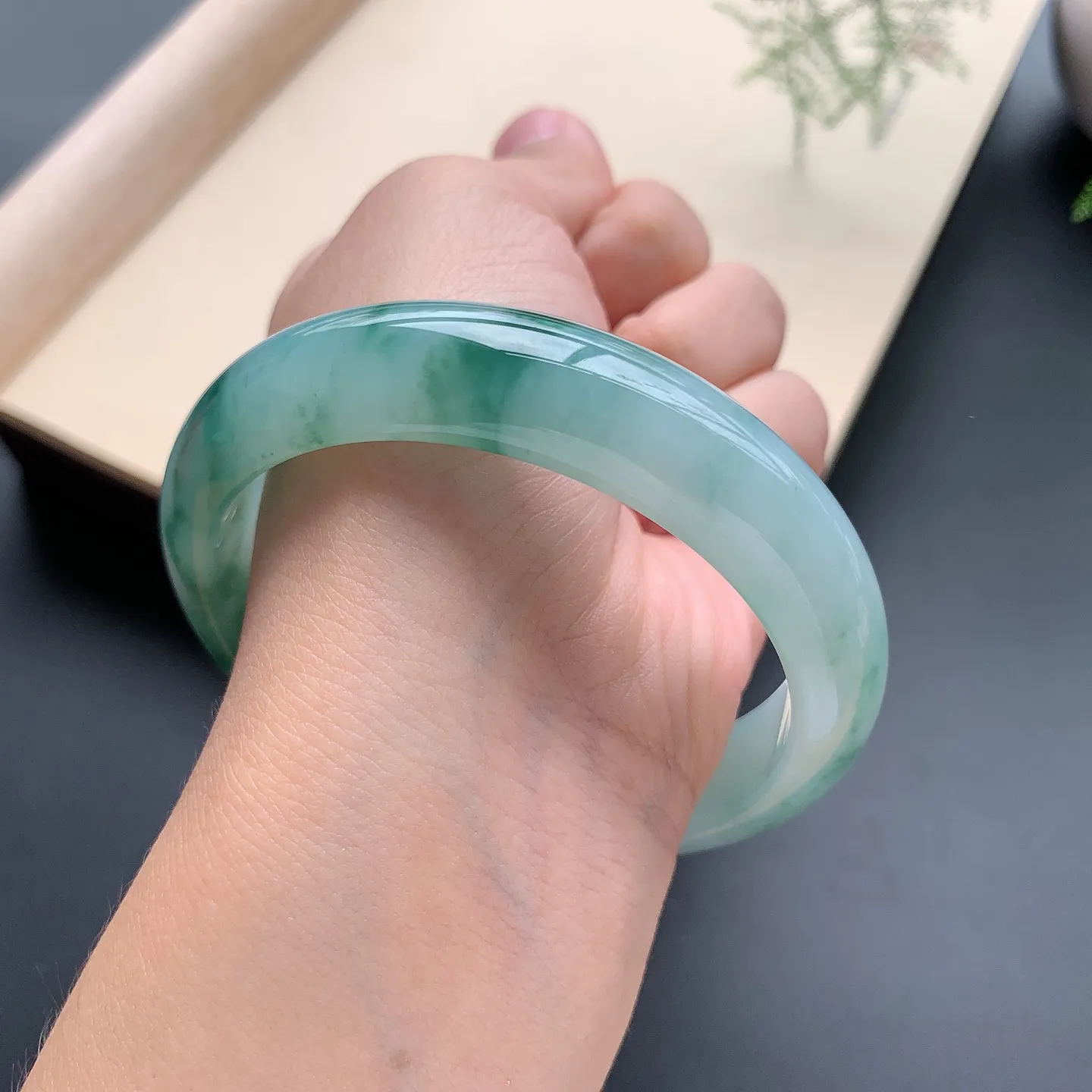飘花正圈手镯 尺寸：58.5-13.8-8，无纹裂，细腻光滑，花色灵动