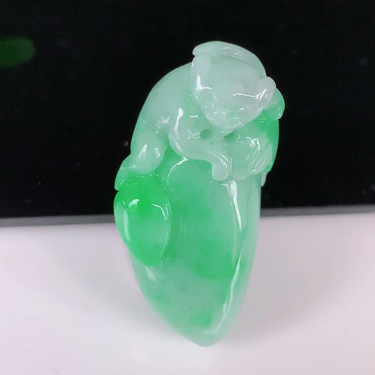 自然光实拍，冰润飘绿灵猴献瑞、福瓜翡翠吊坠，种老水足，雕工精湛 ，寓意美好，佩戴时尚出众！#05.10
