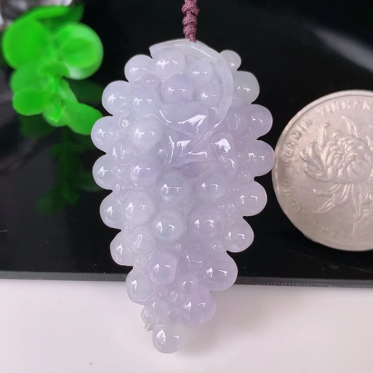 自然光实拍，冰润紫罗兰翡翠多子多福葡萄吊坠，种老水足，雕工精湛 ，寓意美好，佩戴时尚出众！#41.10