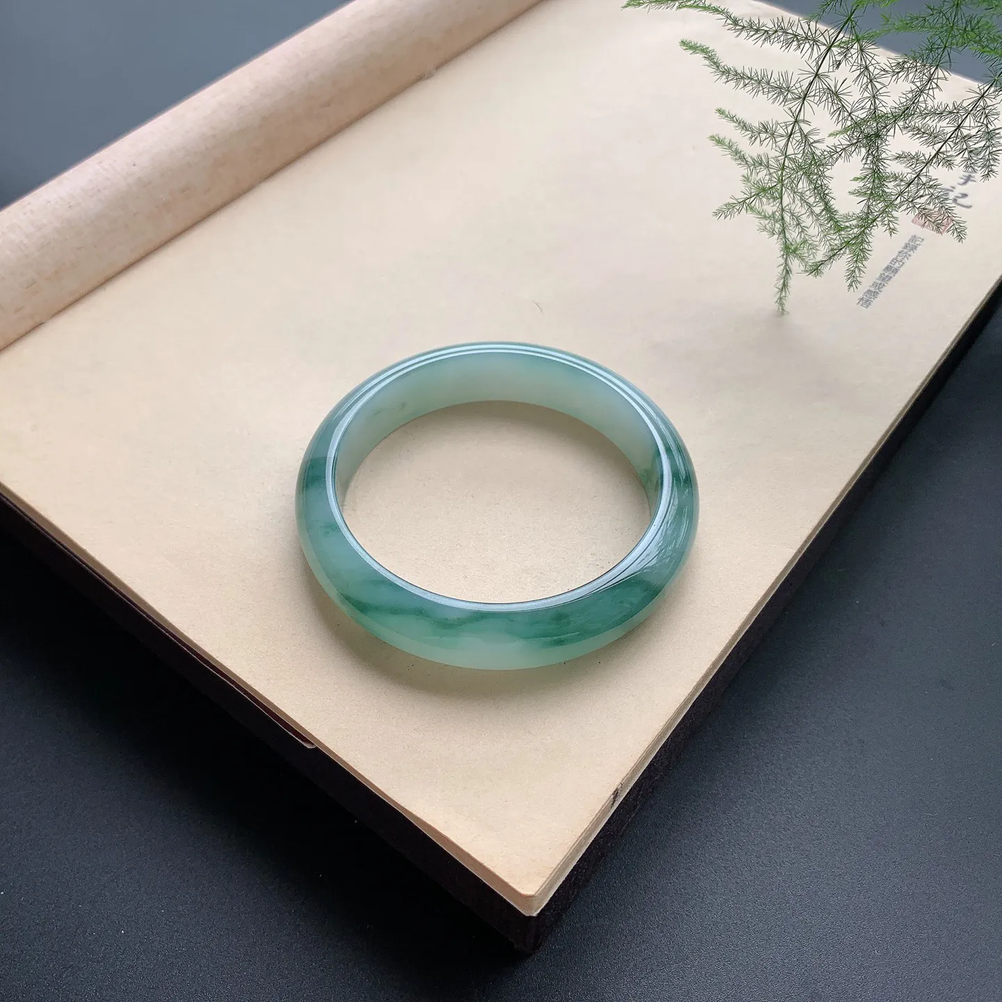 飘花正圈手镯 尺寸：58.5-13.8-8，无纹裂，细腻光滑，花色灵动
