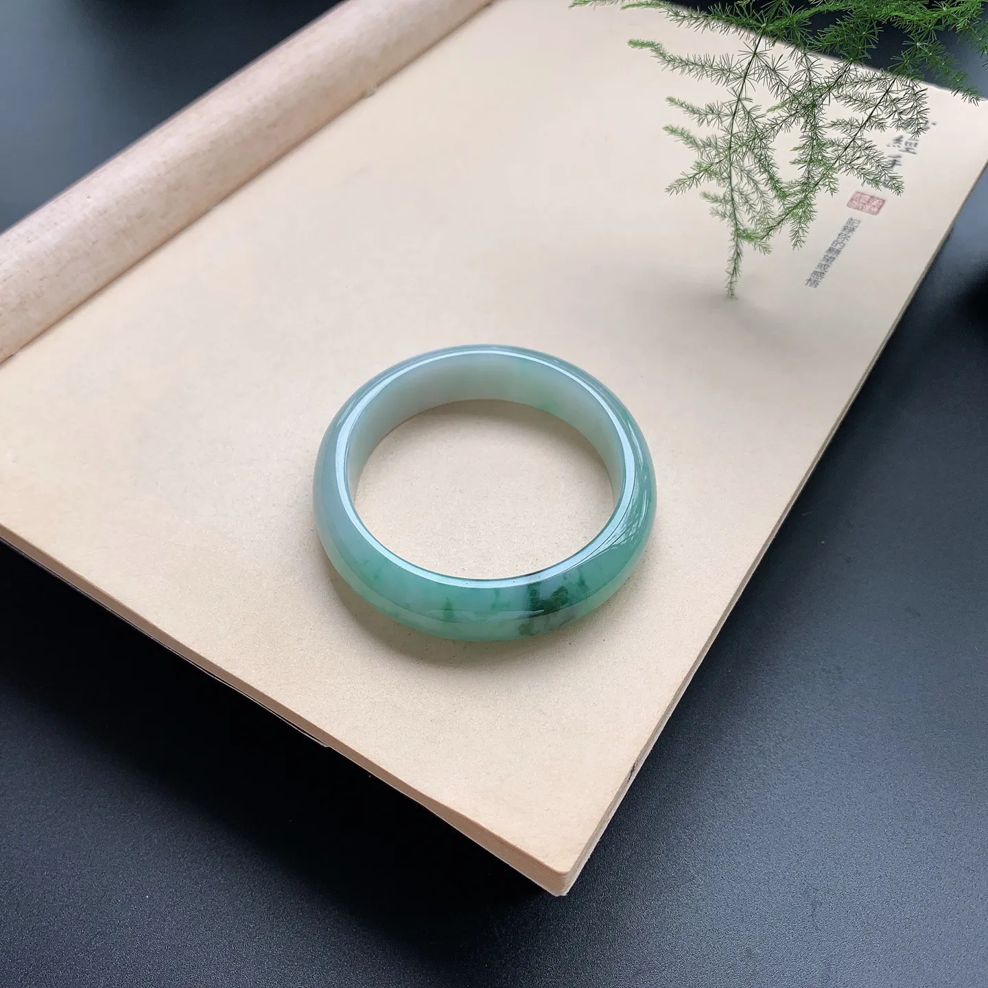 飘花贵妃手镯 尺寸：54.8-50.3-12.8-8，无纹裂，细腻光滑，色泽亮丽