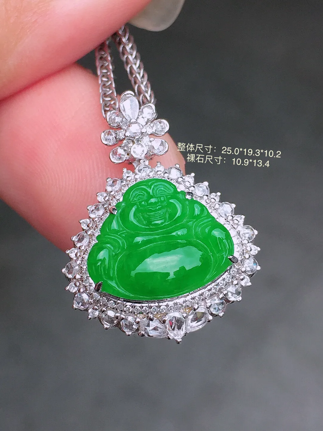 阳绿佛公吊坠，色泽均匀艳丽，玉质细腻，荧光感超
强，饱满圆润，气质满满。18k
金豪华镶嵌