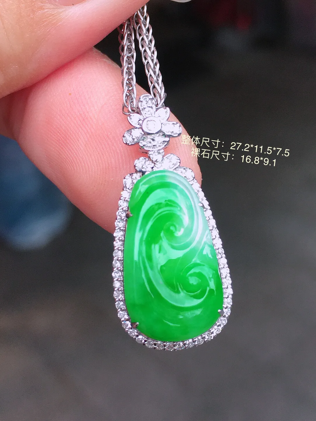 阳绿如意吊坠，色泽均匀艳丽，玉质细腻，荧光感超
强，饱满圆润，气质满满。18k
金豪华镶嵌