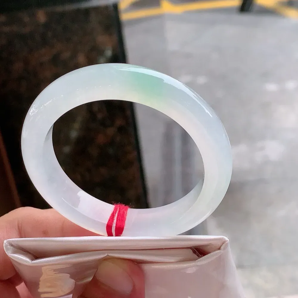 正圈冰玻阳绿 无瑕 尺寸:52.8/11.5/8.7 种水好 起荧光