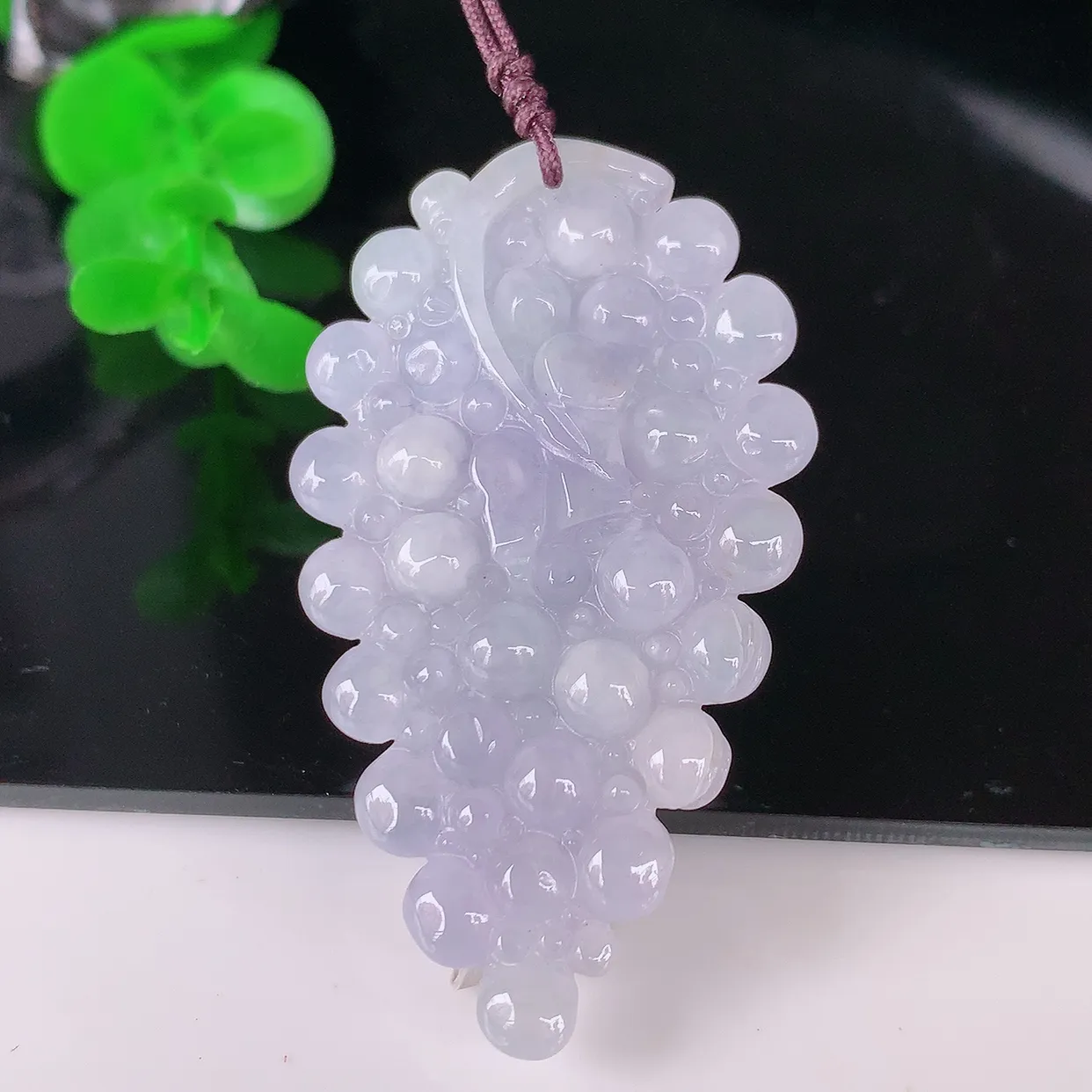 自然光实拍，冰润紫罗兰翡翠多子多福葡萄吊坠，种老水足，雕工精湛 ，寓意美好，佩戴时尚出众！#41.10