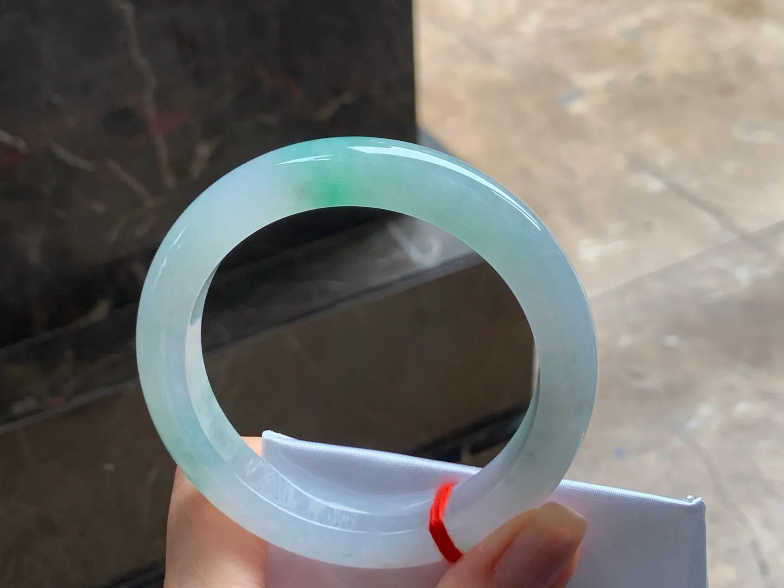 带色手镯
水润清爽 57.8/11.5/9.5mm