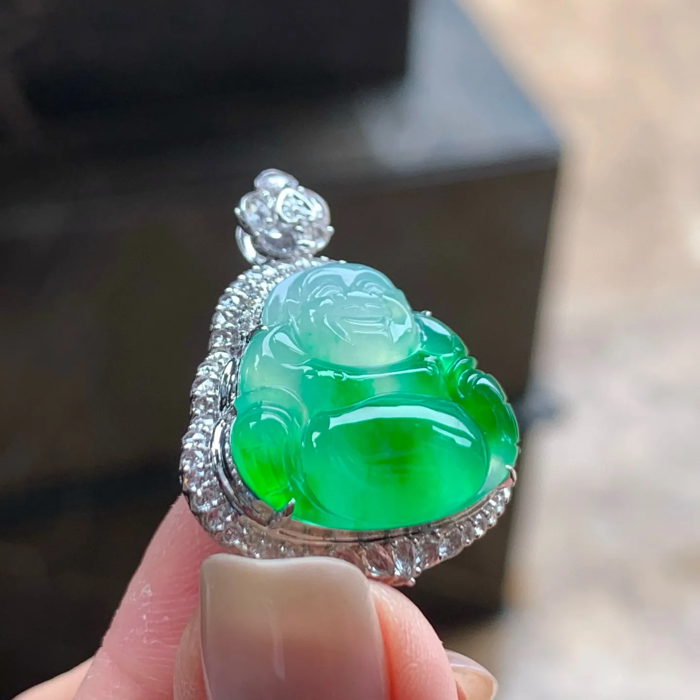 冰种辣绿坐佛
种老 真金镶嵌