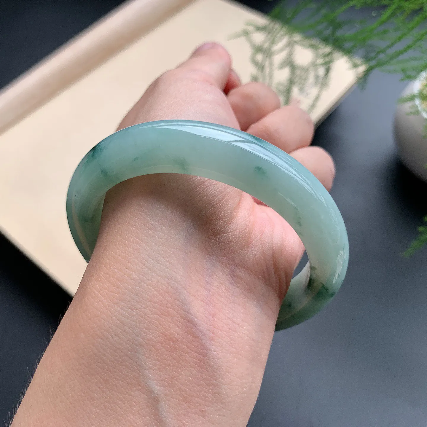 飘花正圈手镯 尺寸：55.5-12.2-8，无纹裂，细腻光滑，花色浓郁，