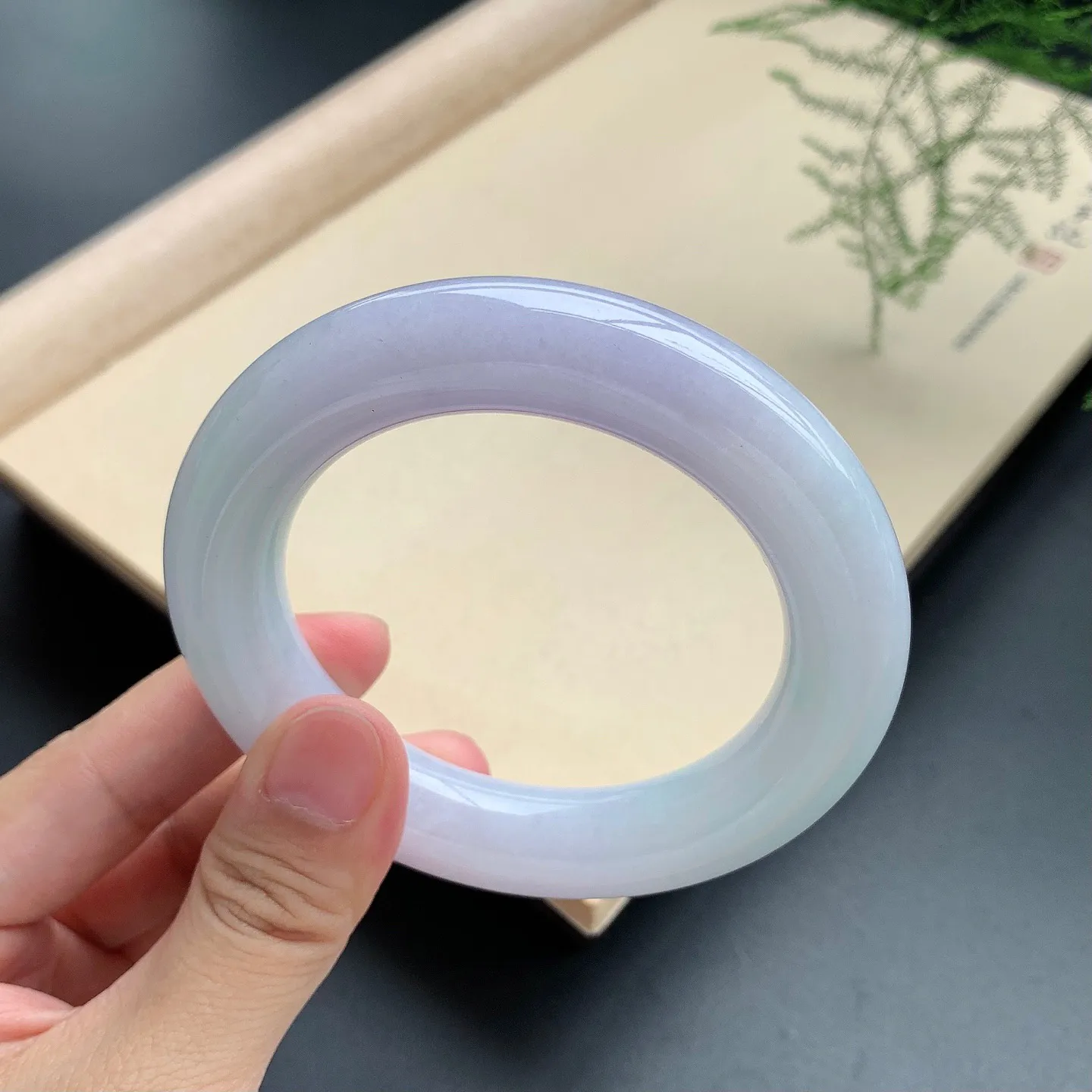 紫底飘绿圆条手镯 尺寸：54.3-13-12.8，无纹裂，色泽艳丽，细腻釉洁，