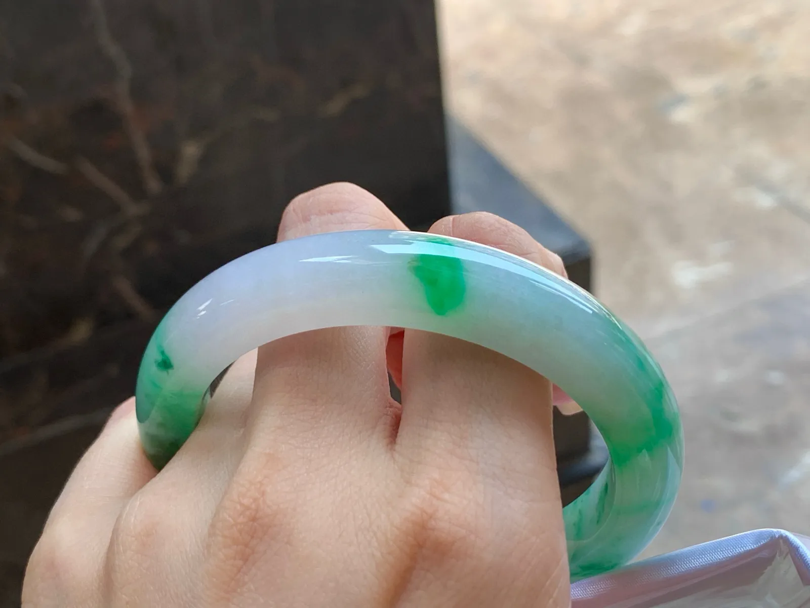色花手镯
玉质细腻 59.4/12.2/9.6mm