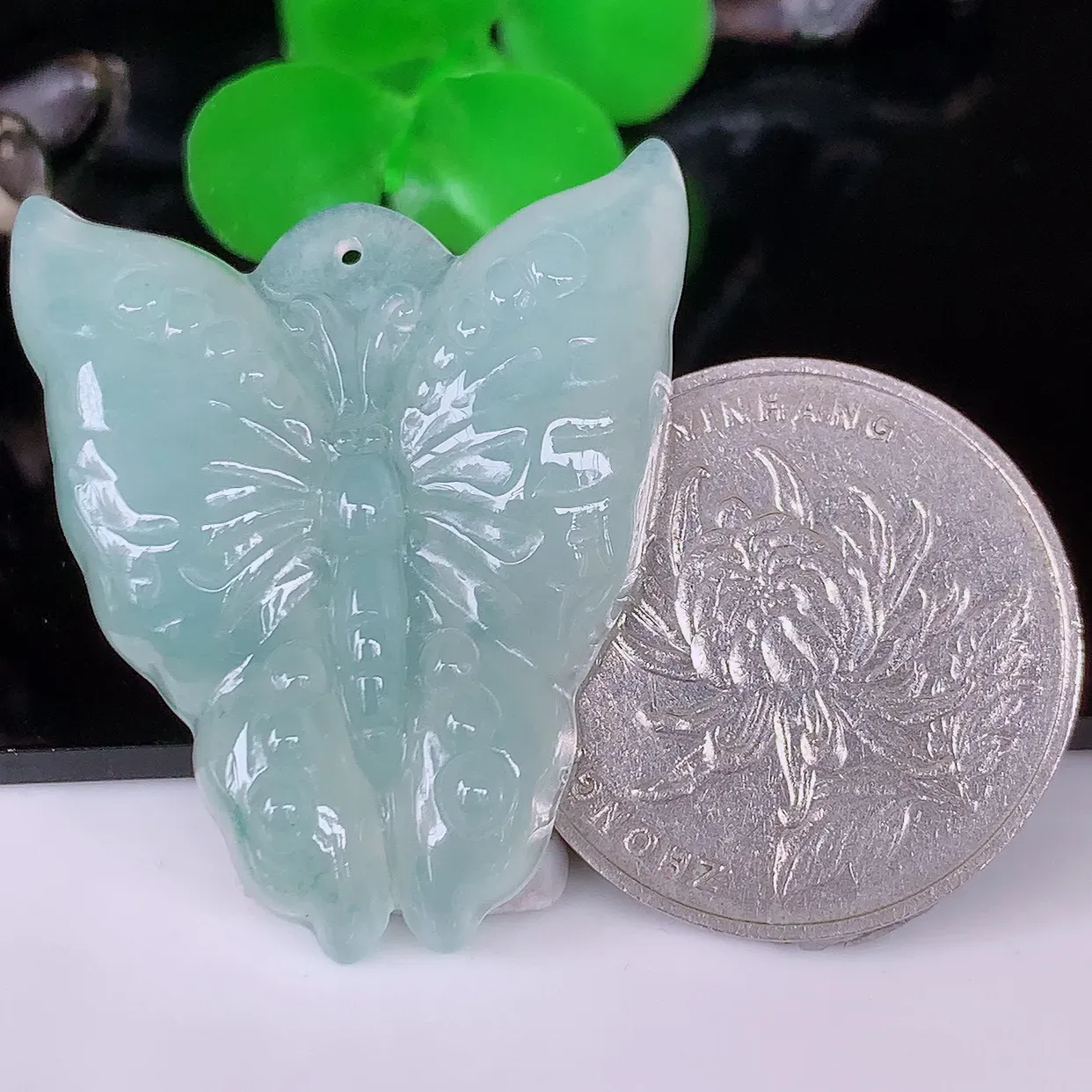 自然光实拍，冰胶翡翠蝴蝶吊坠，种老水足，雕工精湛 ，寓意美好，佩戴时尚出众！#57.12