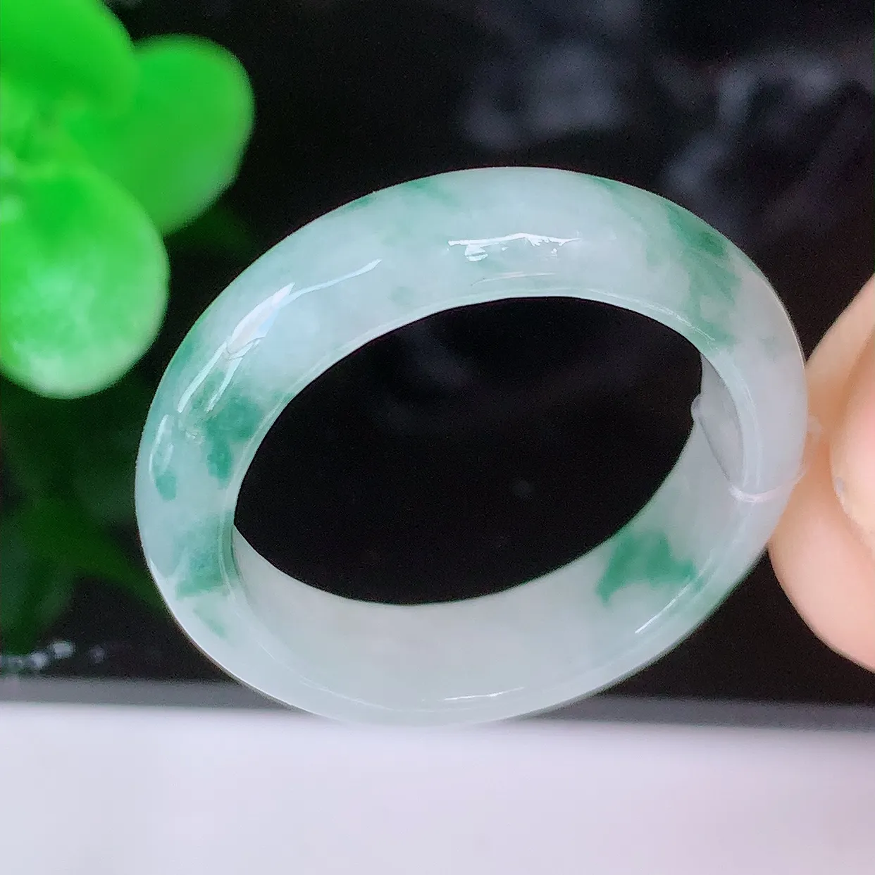 自然光实拍，19.2mm内径飘花翡翠指环，玉戒指，玉质莹润，好精美好冰润的指环，20圈口，上手纤巧！#49.12