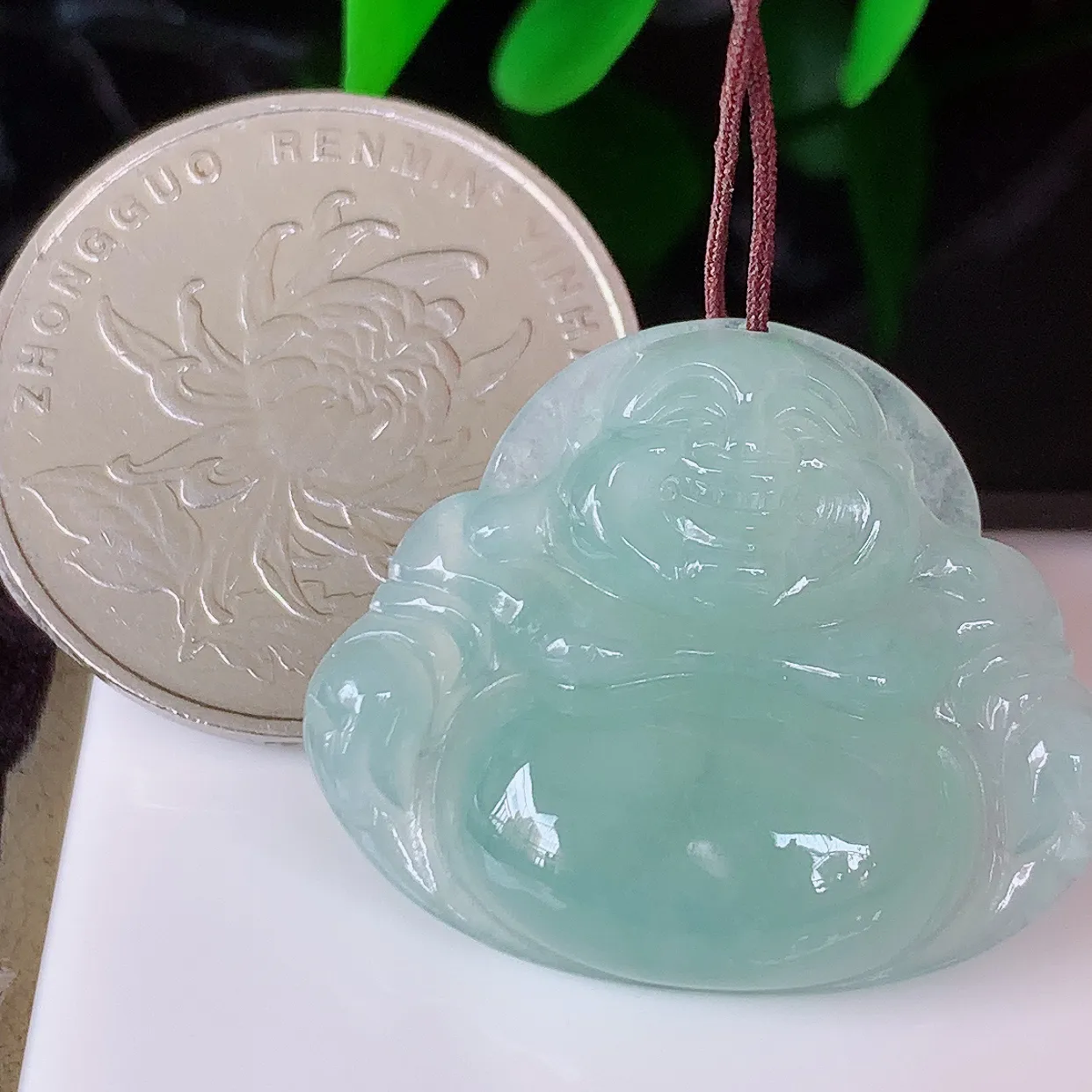自然光实拍，冰浅绿佛公翡翠吊坠，饱满， 佛公亦保平安，寓意有福（佛公）相伴，品相佳，配戴优雅迷人！#46.12