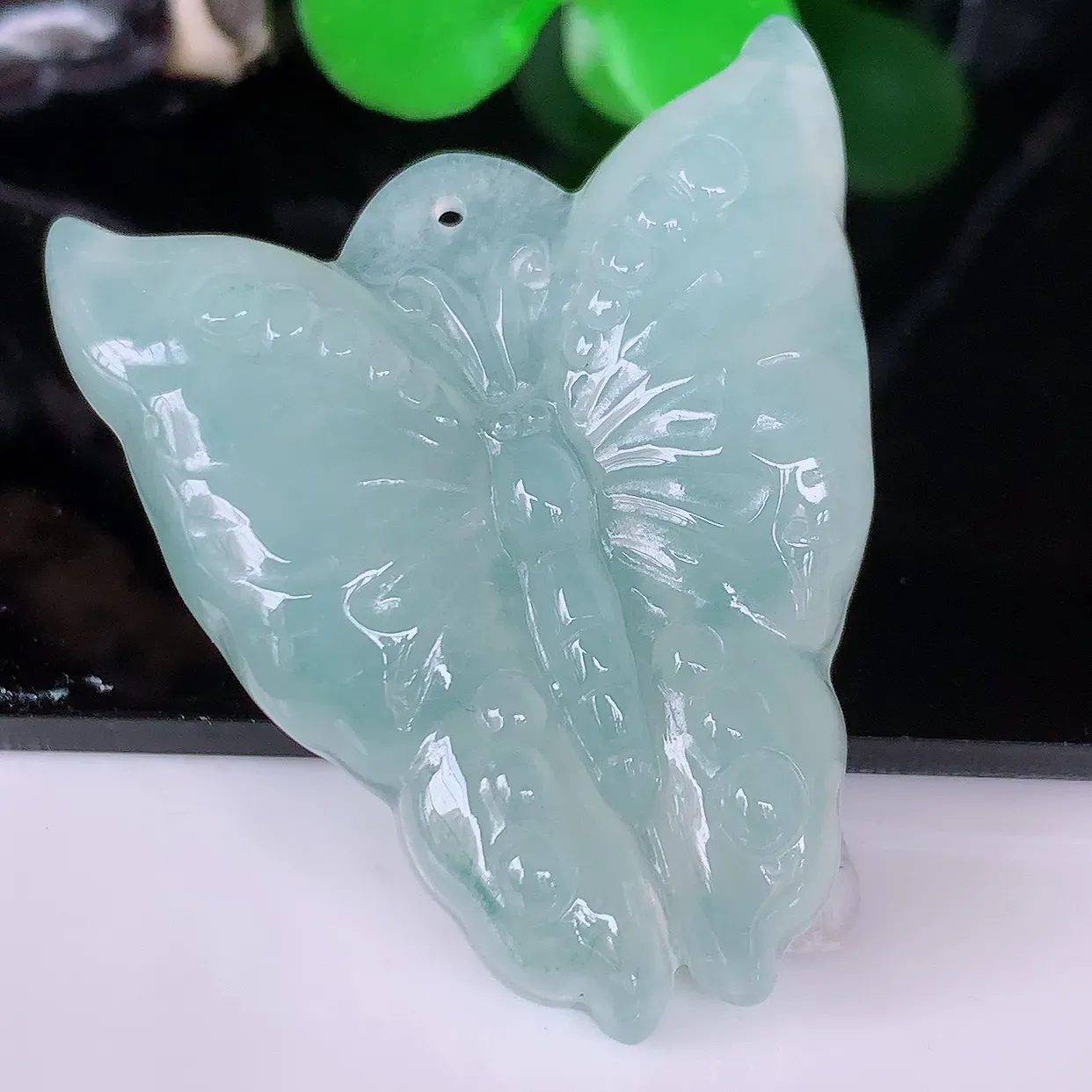 自然光实拍，冰胶翡翠蝴蝶吊坠，种老水足，雕工精湛 ，寓意美好，佩戴时尚出众！#57.12