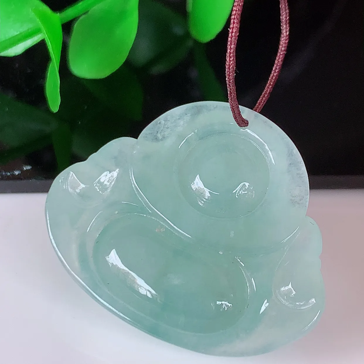 自然光实拍，冰浅绿佛公翡翠吊坠，饱满， 佛公亦保平安，寓意有福（佛公）相伴，品相佳，配戴优雅迷人！#46.12
