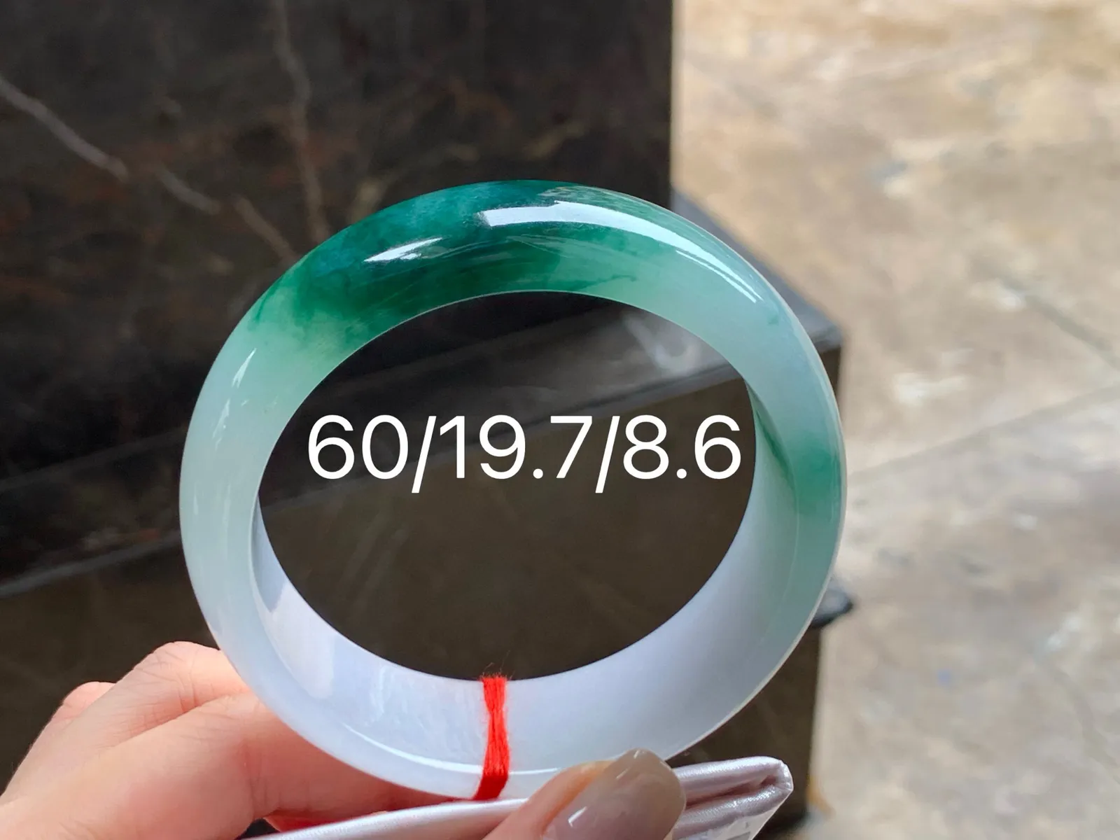 色花宽版大圈手镯
水润60/19.7/8.6mm