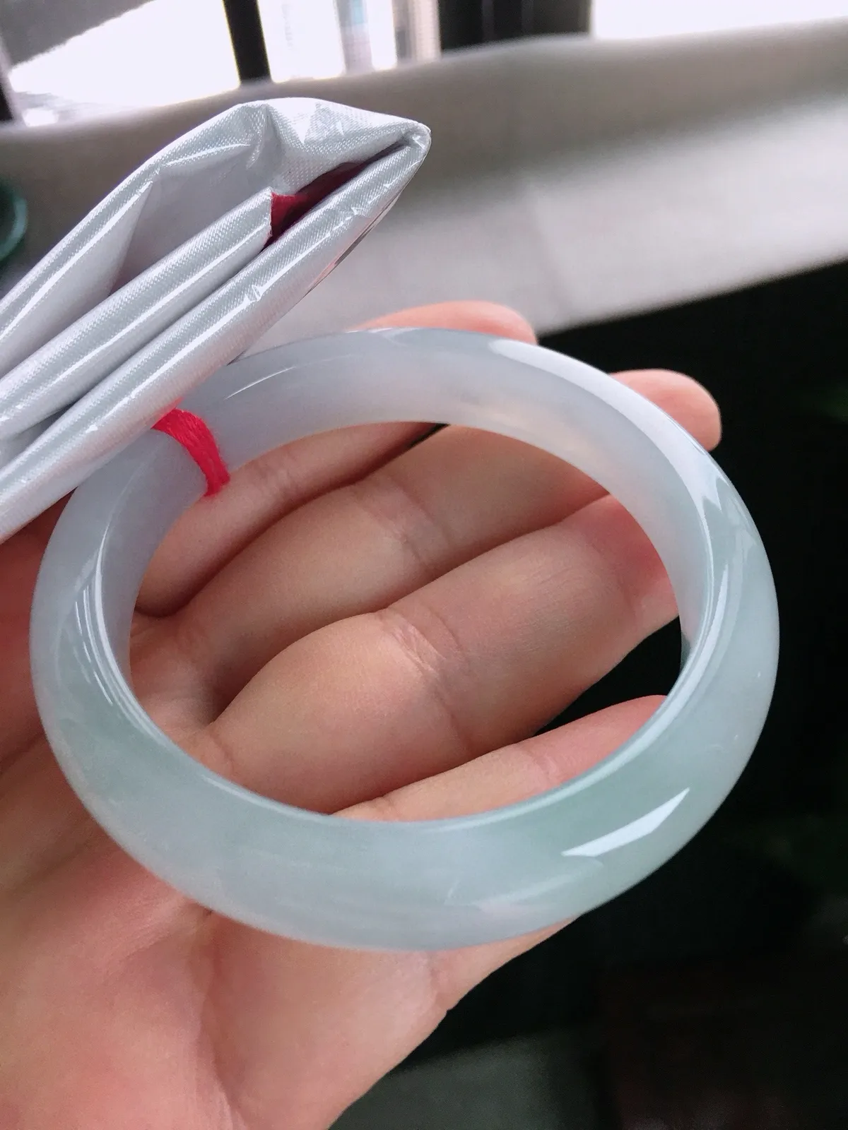 圈口56，正圈手镯，玉质冰润细腻，色泽清爽，尺寸56-11.6-8.1mm