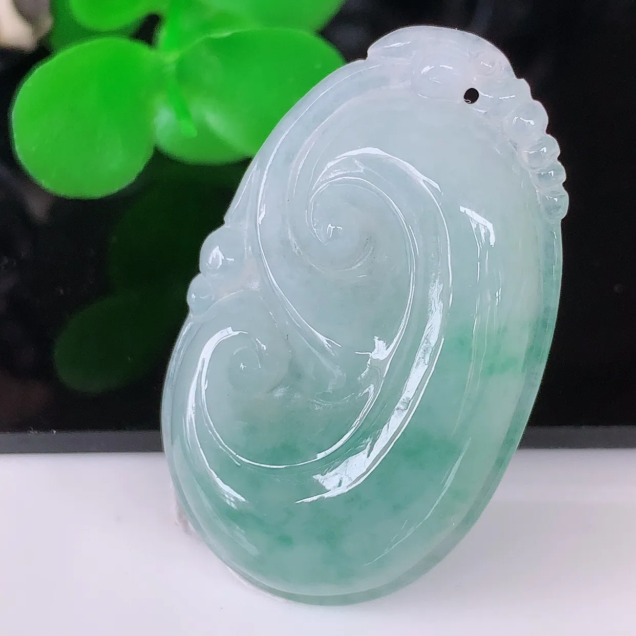 自然光实拍，冰飘花翡翠如意吊坠，冰透，翠色灵动，饱满，万事如意，如意一生，配戴精美！#57.12
