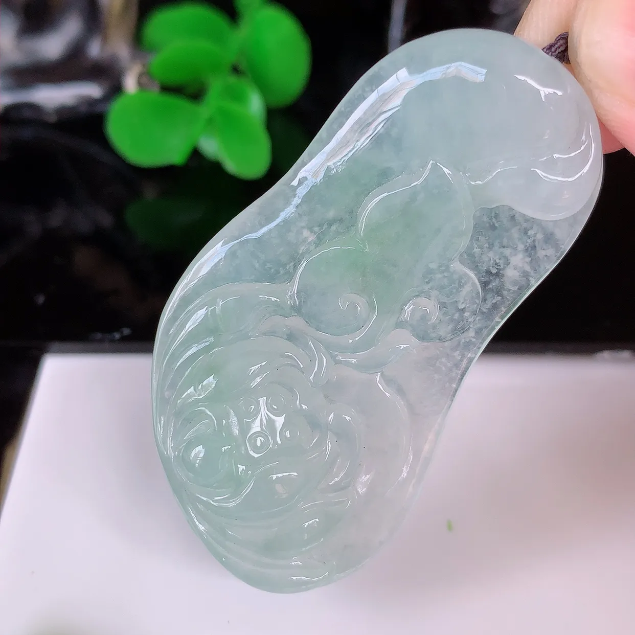 自然光实拍，冰种飘绿花开富贵、荷花翡翠玉坠，财源广进，自然隐逸、荷本是素不着尘之物，有和美之寓意。#41.12