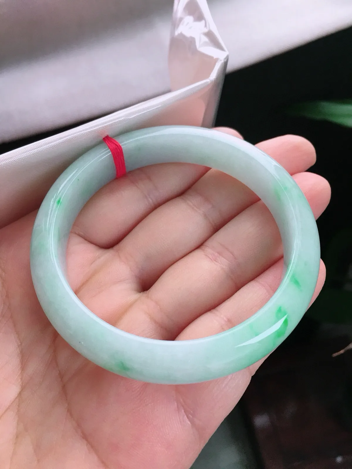 圈口59.3，正圈手镯，飘色花，玉质水润，尺寸59.3-12.6-8mm