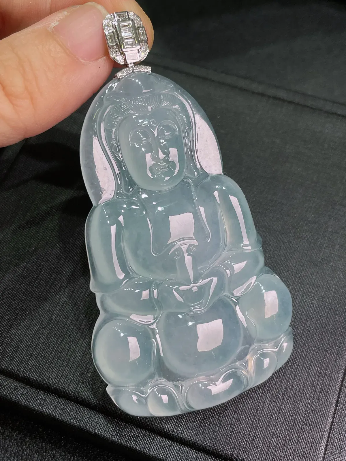 天然缅甸a货翡翠18k金镶嵌
白冰菩萨吊坠lf123