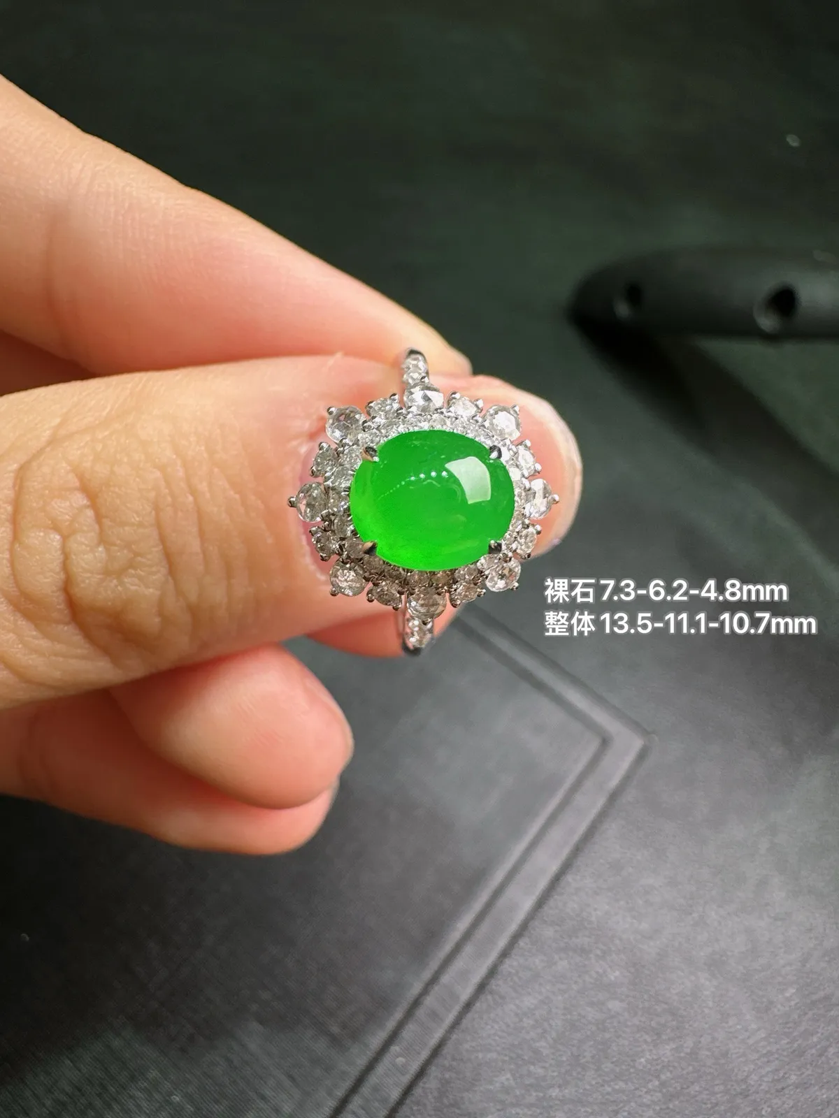 天然缅甸Ａ货翡翠18k金镶嵌
满绿蛋面戒指