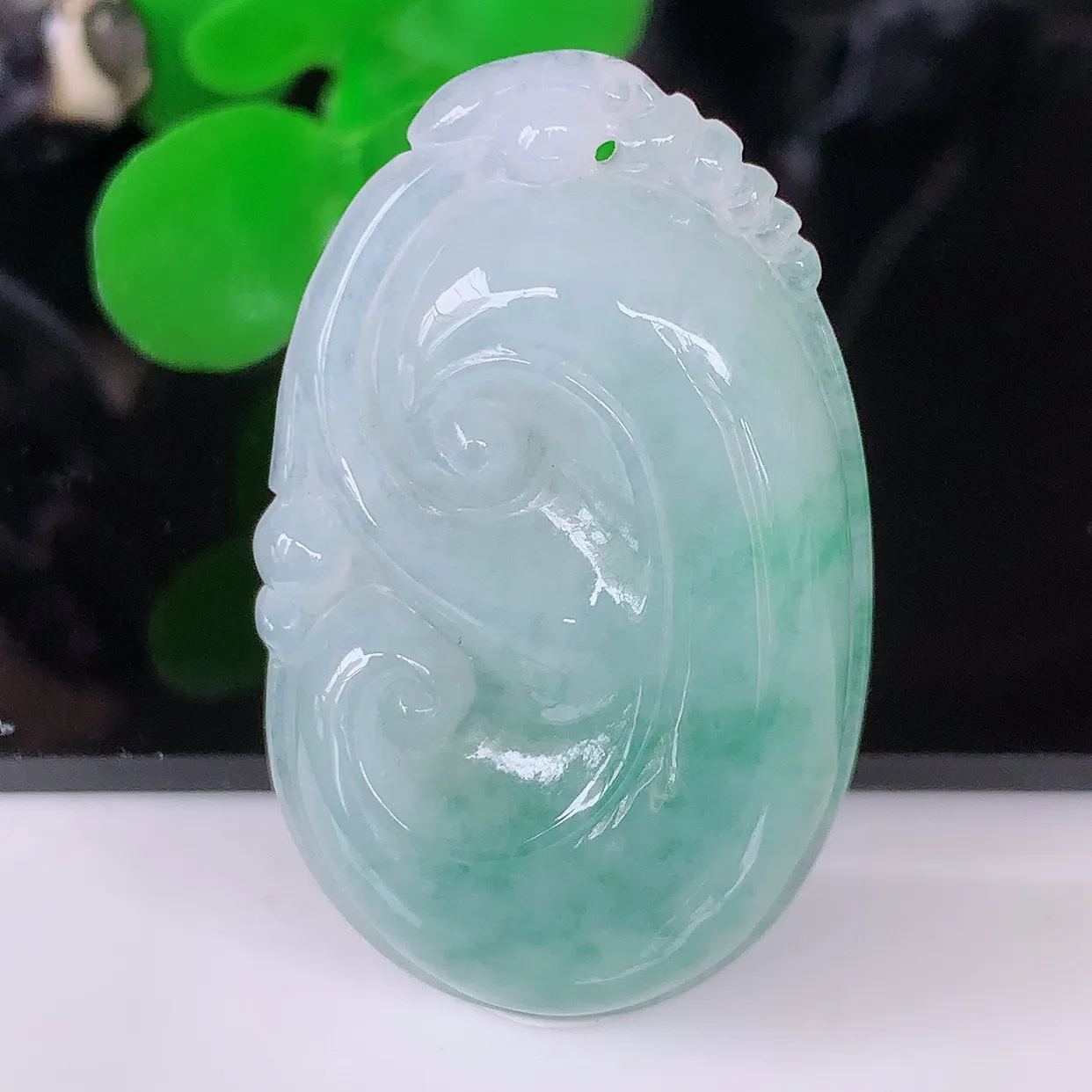 自然光实拍，冰飘花翡翠如意吊坠，冰透，翠色灵动，饱满，万事如意，如意一生，配戴精美！#57.12