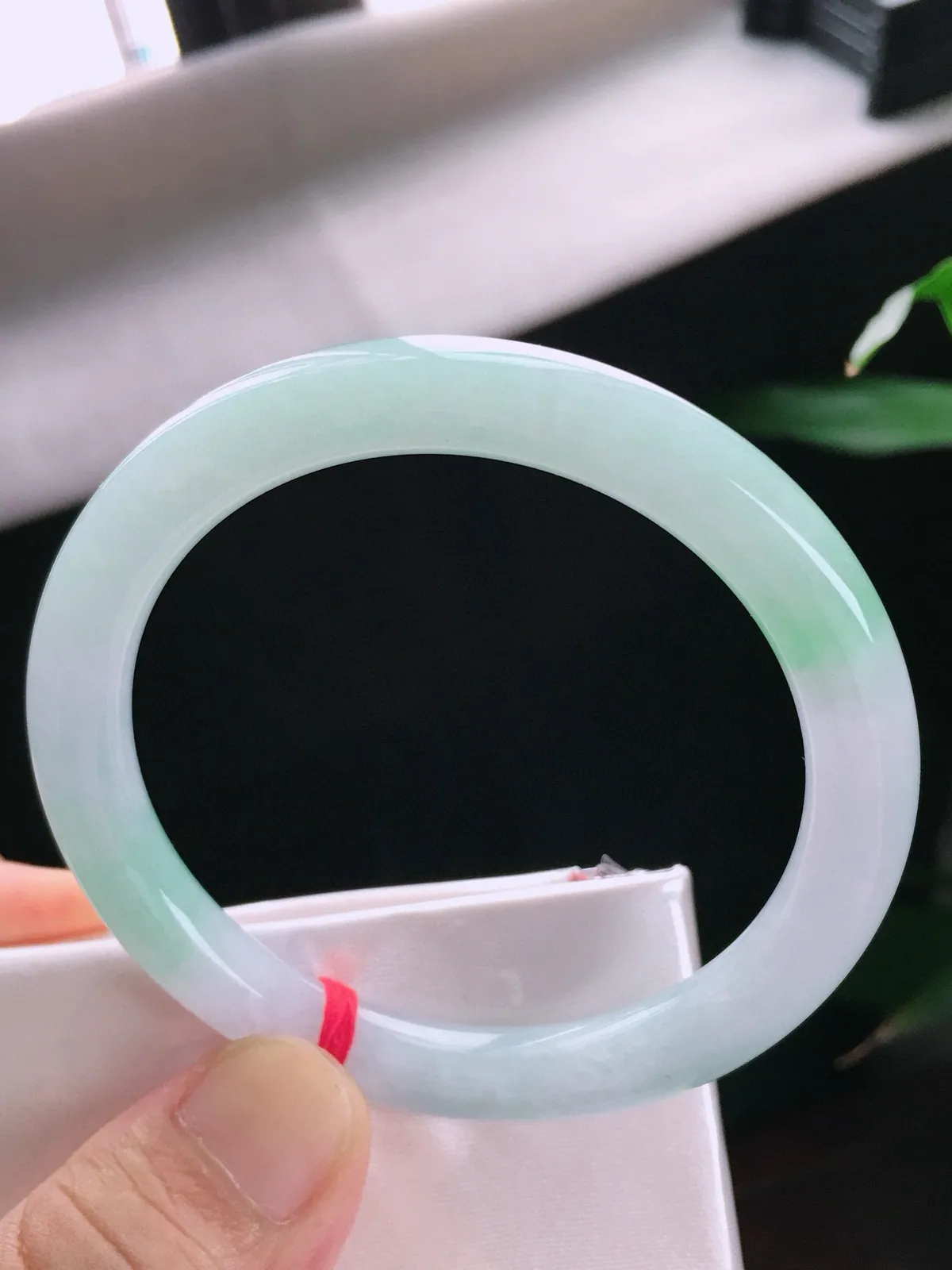 圈口55，圆条手镯，飘色花，玉质水润，尺寸55-8.1-8.2mm