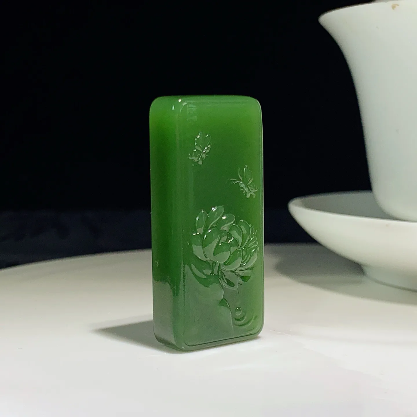 和田玉阳绿俄罗斯碧玉蝶恋花花开富贵挂件 尺寸44/20/9重23克，玉质细腻油润 底色纯净 脂粉好，