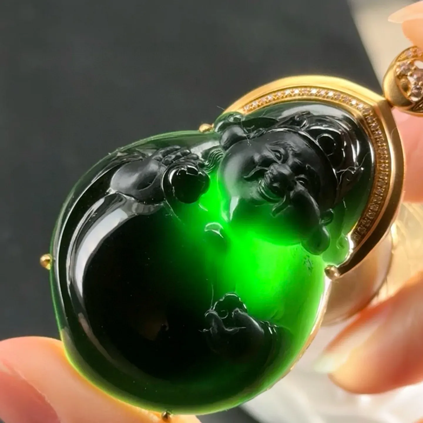 精品18k墨翠财神 种好色正 黑度极好 打灯通透油性十足 尺寸53.9