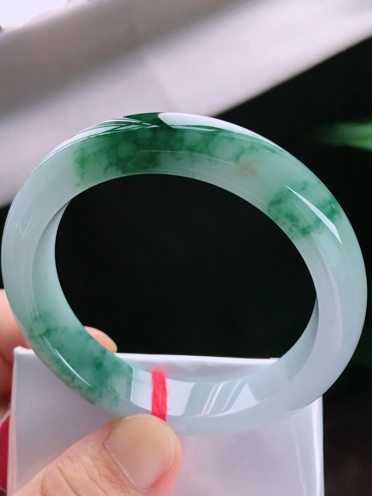 圈口55，正圈手镯，飘花，玉质水润细腻，尺寸55-12.9-8.6mm