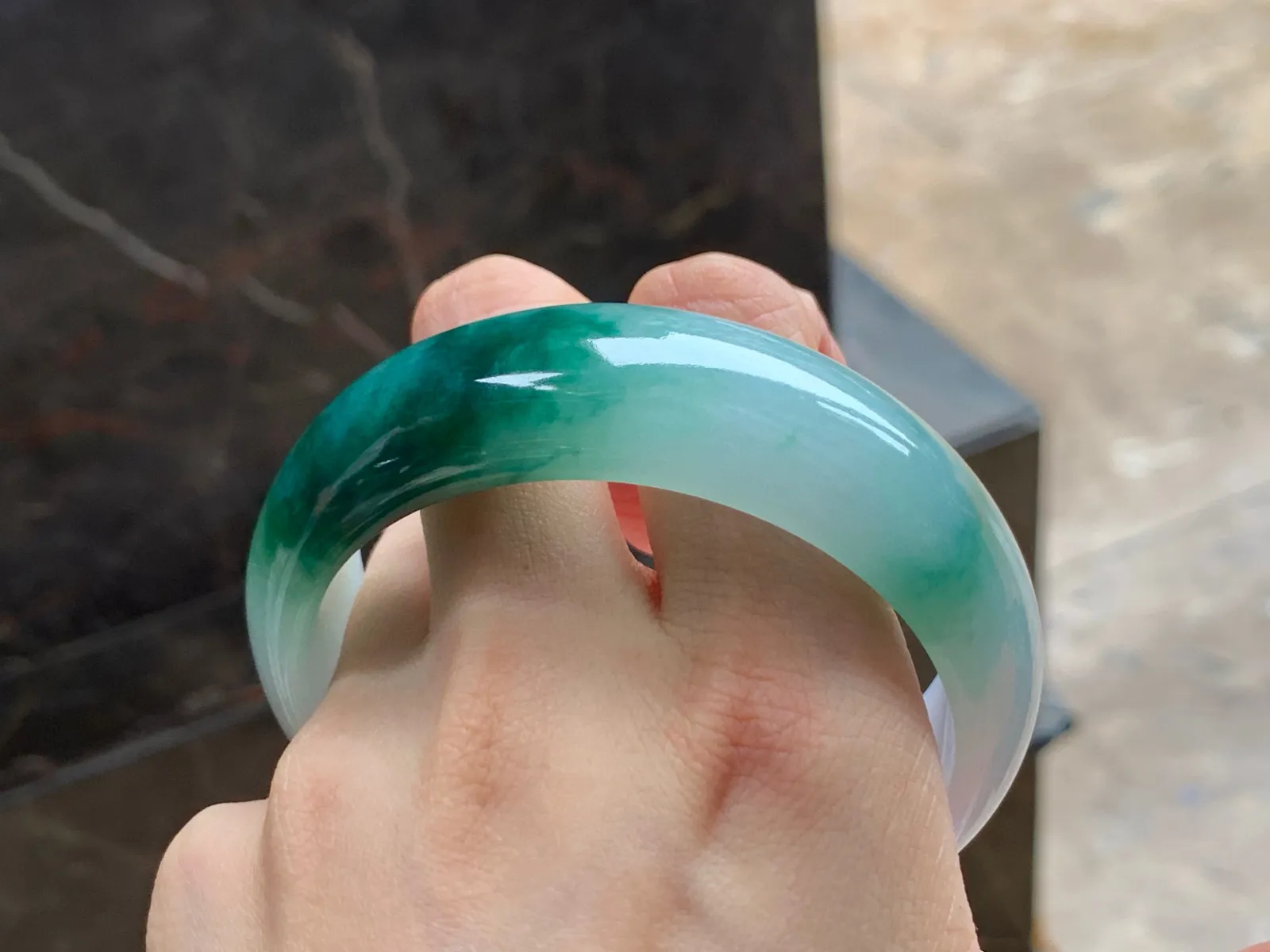 色花宽版大圈手镯
水润60/19.7/8.6mm