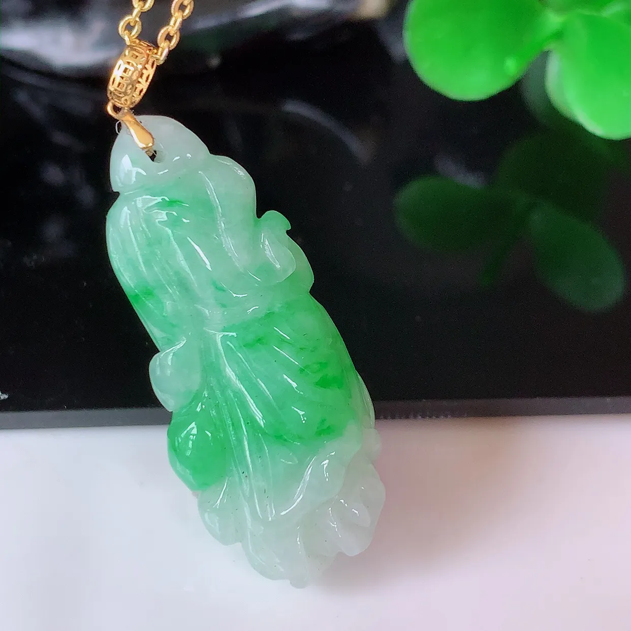 18K金镶嵌飘绿招百财白菜翡翠吊坠，百财聚来，财源滚滚，色泽鲜艳，精工水润的白菜，性价比高！#1.1