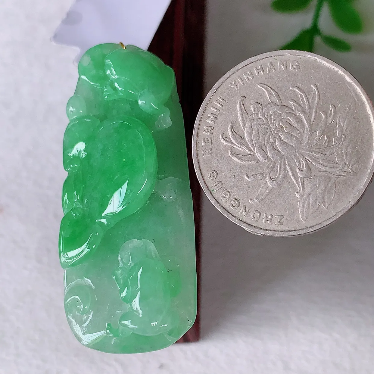 自然光实拍，冰润飘绿翡翠如意、呱呱来财吊坠，种老水足，雕工精湛 ，寓意美好，佩戴时尚出众！#35.12