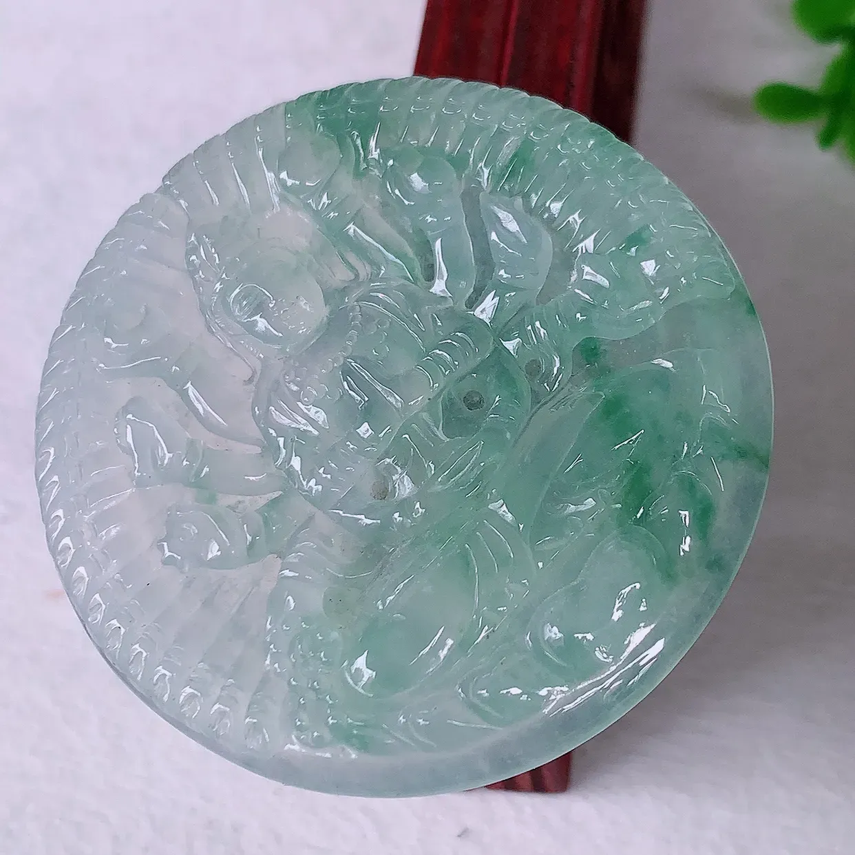 自然光实拍，冰种飘花千手观音吊坠，赐福翡翠观音，翠绿迷人，观音面相端庄，佩戴时尚出众！#89.12