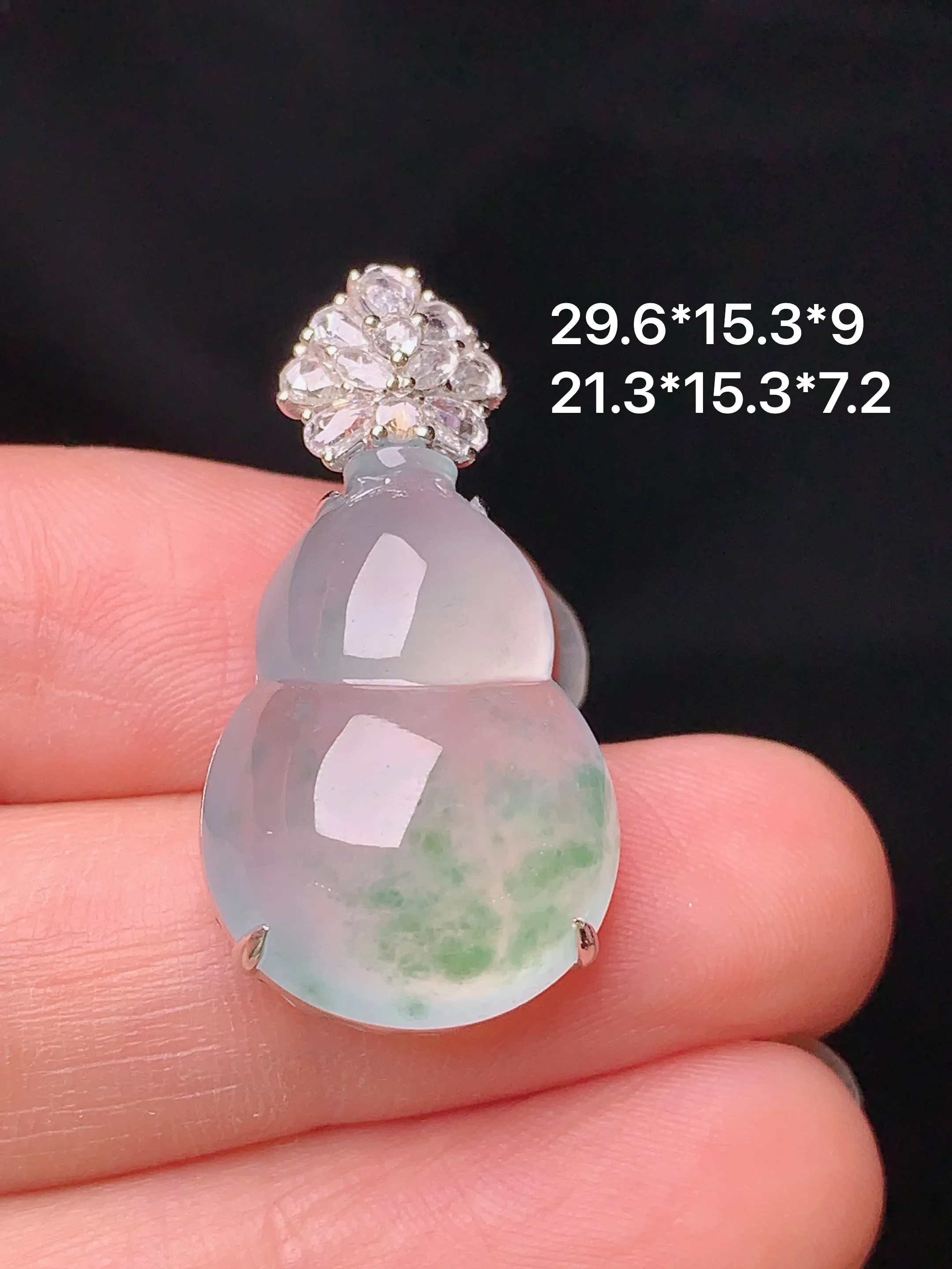 18k金钻镶嵌冰种飘绿葫芦吊坠 玉质细腻 水润亮眼 整体尺寸29.6*15.3*9