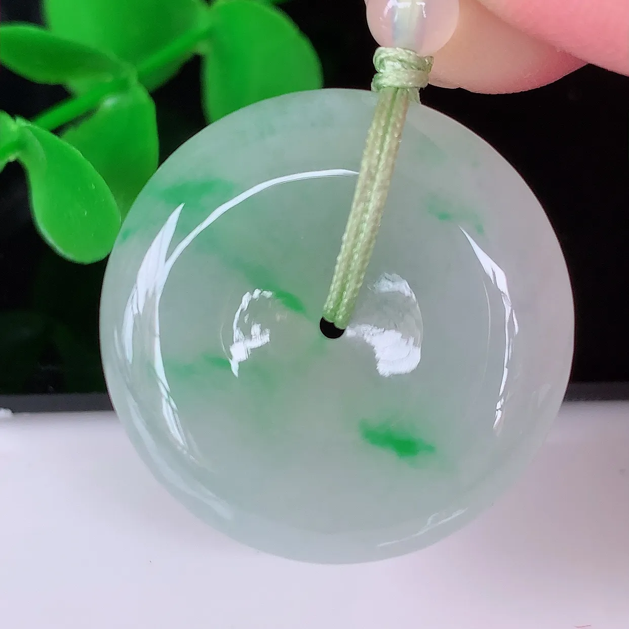 自然光实拍，冰飘阳绿平安扣吊坠，翡翠平安扣，冰透，灵动飘逸，寓意平平安安，平安扣佩戴端庄漂亮！#57